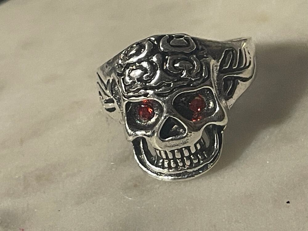 Skull Men’s wedding band style ring stainless steel size 8